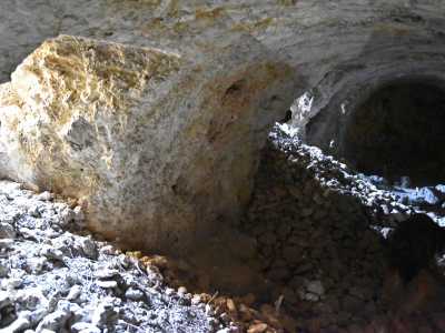 Sui lati di quest�ultimo si diramano corridoi con volte a crociera, locali un tempo destinati alle attivit� agricole, depositi e altri vani di diverse dimensioni